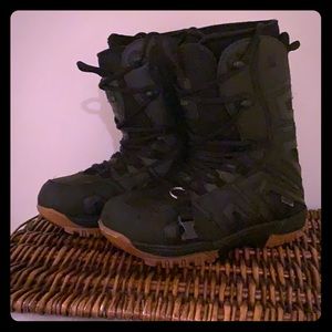 Women’s size 7 snowboarding boots